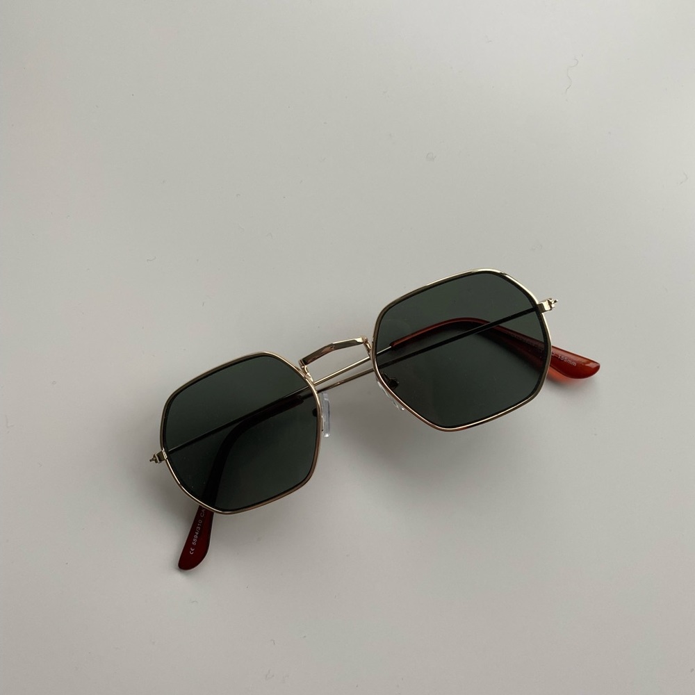 *PULL & BEAR* sunglasses. Round frame.